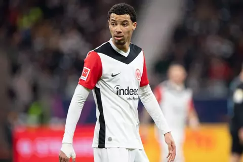 تيلجراف: نيوكاسل يستهدف ضم إيكيتيكي لمزاملة إيزاك